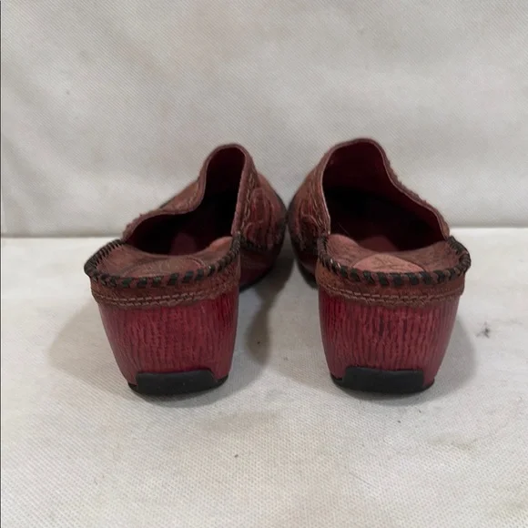 NEW - CLARKS LEATHER MULES CLOGS WITH 2-1/2” HEEL (sz 6) - Picture 3 of 8